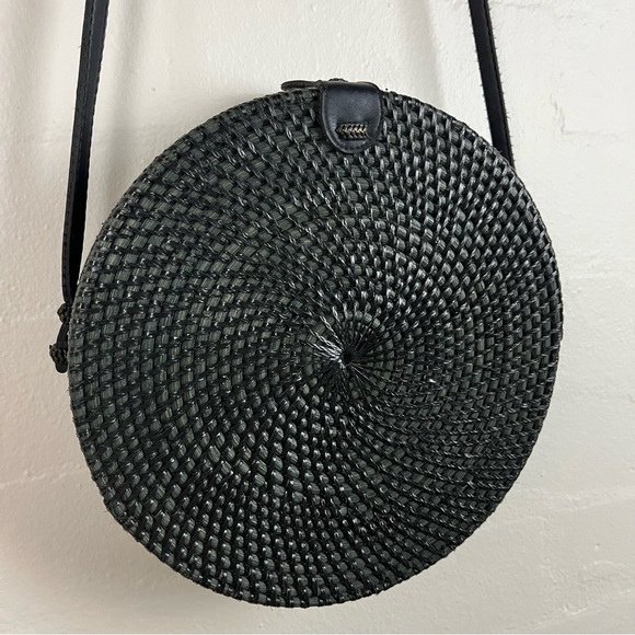 Wicker Crossbody Bag Vintage Style Lined interior Black circular Bag Clasp Close - Picture 16 of 17
